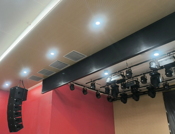 高顏值+實(shí)力派！通用舞臺(tái)幕布成功打造某中學(xué)智慧化多功能報(bào)告廳項(xiàng)目