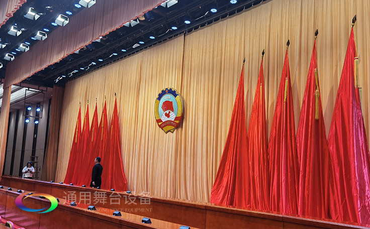 專注舞臺(tái)阻燃幕布、舞臺(tái)機(jī)械，源頭生產(chǎn)廠家！因?yàn)閷I(yè)，所以放心！