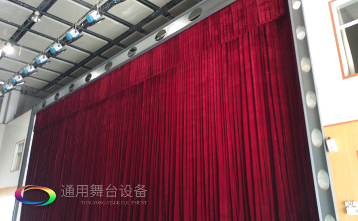 校園品質提升工程！某工程學院舞臺對開阻燃幕布項目完工