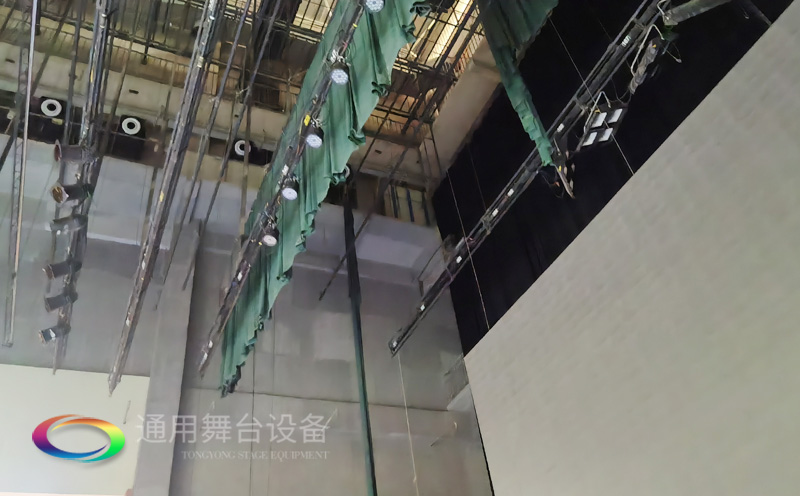 廣西梧州某劇場(chǎng)順利通過項(xiàng)目驗(yàn)收 項(xiàng)目設(shè)計(jì)舞臺(tái)機(jī)械吊掛系統(tǒng)、幕布、專業(yè)燈光系統(tǒng)等