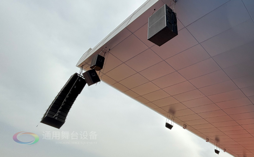 通用舞臺機械完成某高校體育場線陣列音箱、燈光等設備架設 提升大型活動視聽體驗